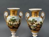 deux vases ornés de scènes peintes, posés sur une table