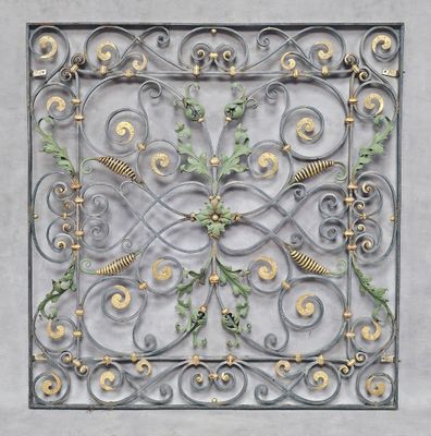 panneau mural décoratif en métal, orné de motifs dorés et verts sur un fond blanc