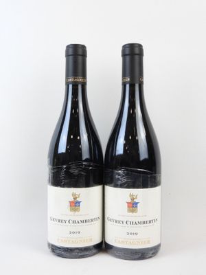 deux bouteilles de vin posées l'une à côté de l'autre sur une surface blanche