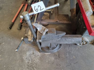une machine posée par terre sur laquelle figure un numéro