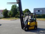 un chariot élévateur garé sur le parking