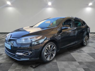 une voiture noire est garée sur le sol en damier d'un garage