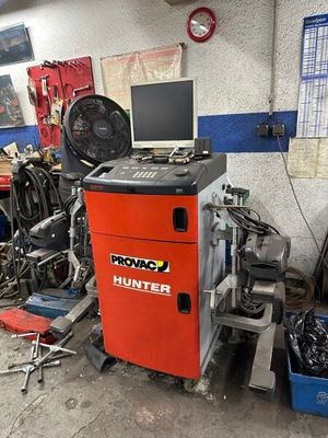 une machine qui est rangée dans un garage avec plein d'autres objets