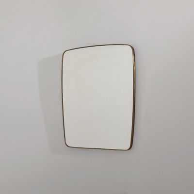 une photo d'un miroir accroché au mur d'une salle de bains