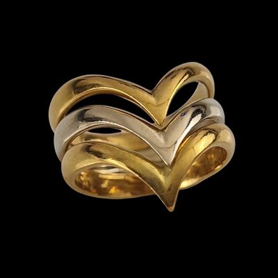 un gros plan d'une bague en or ornée de deux cœurs