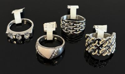 quatre types d'anneaux différents sur une surface noire