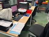 un bureau avec un ordinateur et une chaise dans une pièce