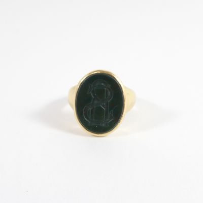 une bague en or sur laquelle est représenté un homme à cheval