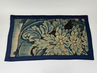 un gros plan d'un tapis bleu et vert posé sur une surface blanche