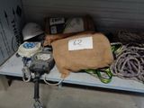 une table sur laquelle se trouvent un sac de corde et d'autres objets