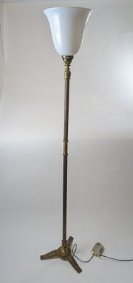 une lampe posée par terre à côté d'une autre lampe