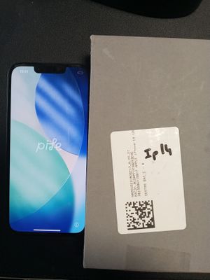 une boîte avec un téléphone à l'intérieur sur une table