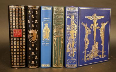 trois livres posés l'un sur l'autre sur une table
