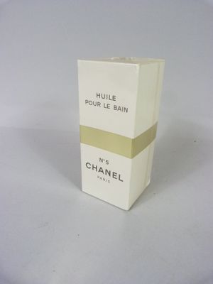 un flacon de parfum Chans posé sur une table blanche, sur fond blanc