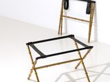 une petite chaise pliante et une petite table posées par terre