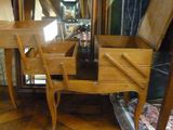 une table, un miroir et une chaise dans une pièce