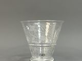 un vase en verre avec un motif sur une table