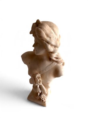 une statue de femme assise sur une table