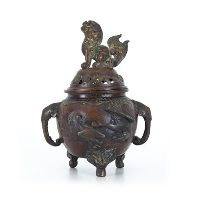 un vase en bronze surmonté de deux oiseaux