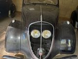 une voiture garée dans un garage avec d'autres voitures