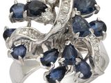 gros plan d'une bague avec saphirs bleus et diamants