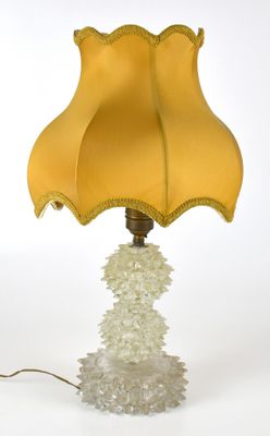 une lampe surmontée d'un abat-jour jaune