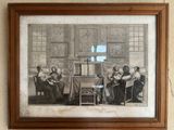 une photo encadrée représentant un groupe de personnes assises autour d'une table