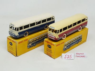 trois bus miniatures sont posés sur des cartons, sur une surface blanche