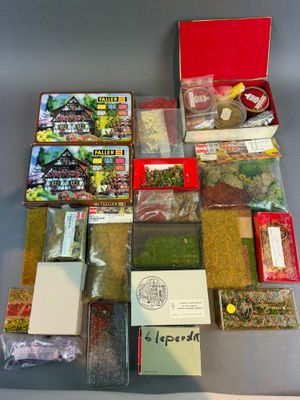 tout un assortiment de plats dans une boîte posée sur la table