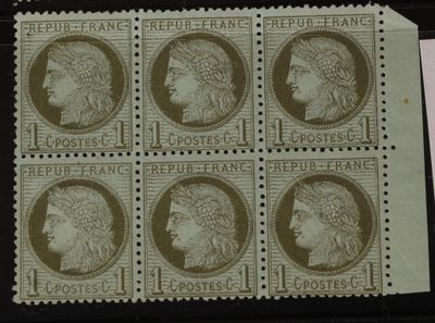 quatre timbres représentant des visages de femmes sur un fond noir
