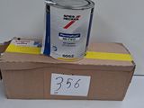un pot de peinture posé sur une boîte en carton
