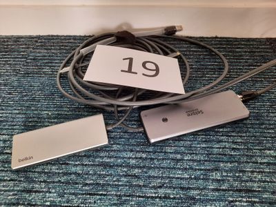 un chargeur et un câble relié à un disque dur externe
