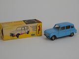 une petite voiture bleue posée à côté d'une boîte sur une surface blanche