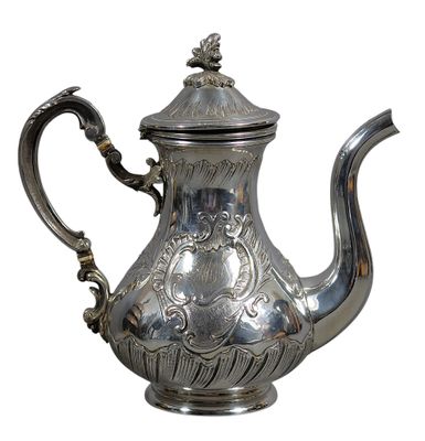 BOULENGER - CAFETIERE en métal argenté à décor de rocaille, …