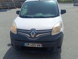 une camionnette blanche garée dans un parking