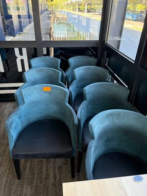 une rangée de chaises bleues devant une fenêtre