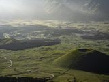une vue sur une vallée traversée par une route sinueuse