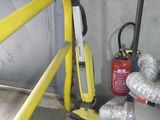 une borne d'incendie placée à côté d'une échelle dans un garage