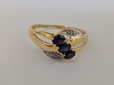 bague en or jaune avec saphir bleu et diamants
