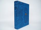 un livre bleu muni d'un cadenas sur la couverture