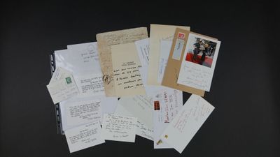 une pile de lettres et d'enveloppes posée sur une table