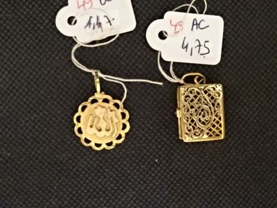 deux étiquettes fixées à un bijou quelconque