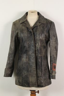 une photo d'une veste en cuir pour femme sur un mannequin