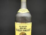 Une vieille bouteille de rhum est posée sur une table