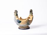 une photo d'une sculpture en céramique représentant un oiseau