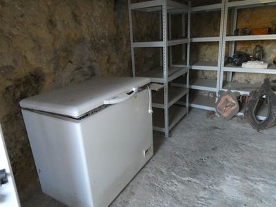 une photo d'un réfrigérateur dans une pièce équipée d'étagères