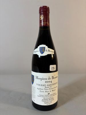 une bouteille de vin posée sur une table