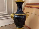 une lampe posée sur un parquet