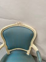Paire de fauteuils en cabriolet en bois laqué crème. (photo 2)