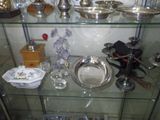 une vitrine en verre contenant de nombreux objets en argent